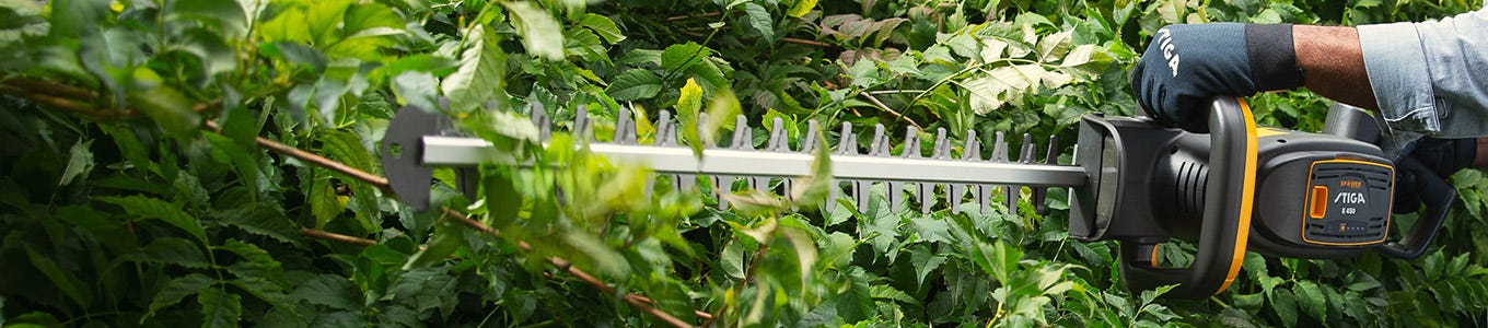 Battery hedge trimmers