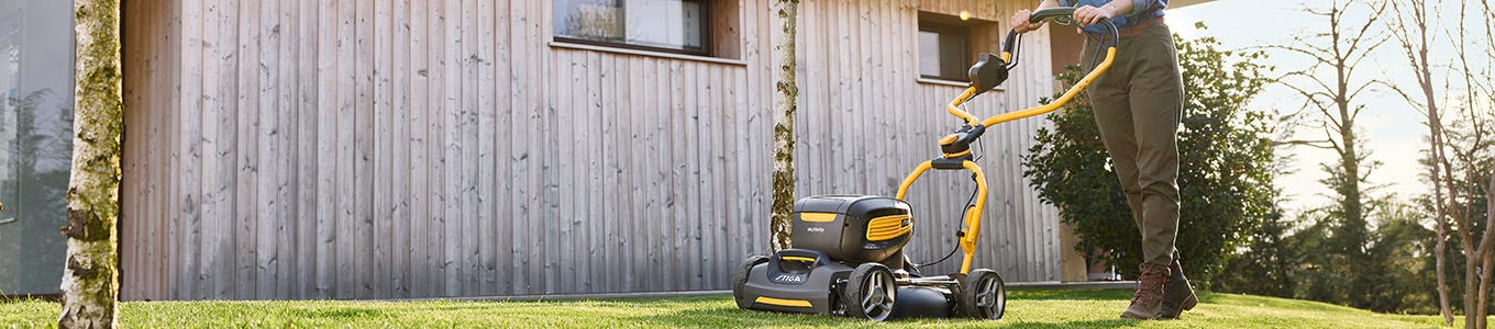 Battery lawn mowers