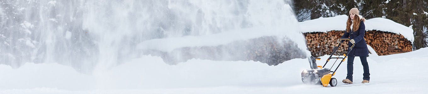 Battery snow throwers