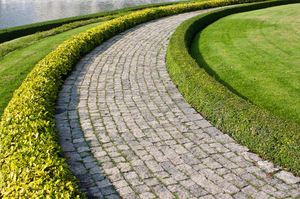 Comment créer une bordure d’allée ou de pelouse parfaite