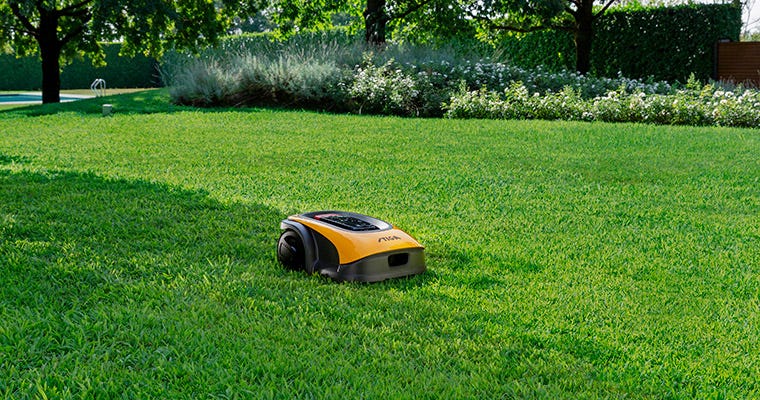 Autonominen STIGA-robottiruohonleikkuri toiminnassa