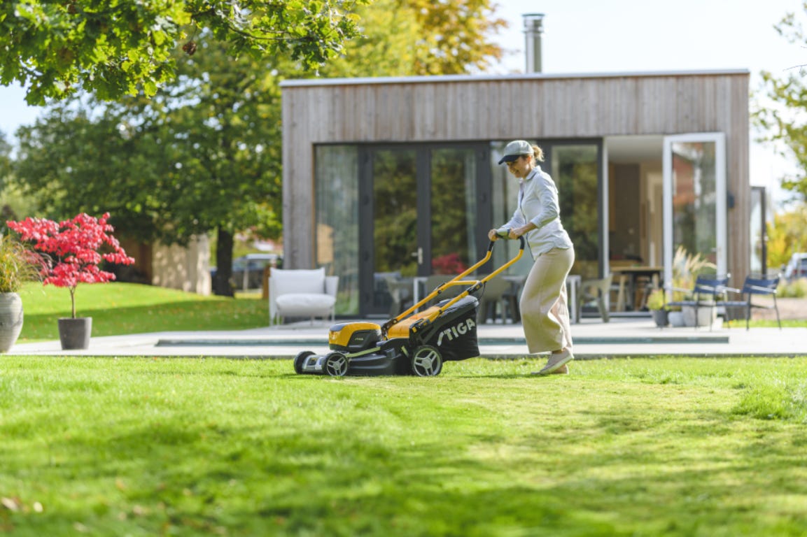 Woman mowing the lawn with a STIGA Combi 43 Q DAE mower Woman mowing the lawn with a STIGA Combi 43 Q DAE mower