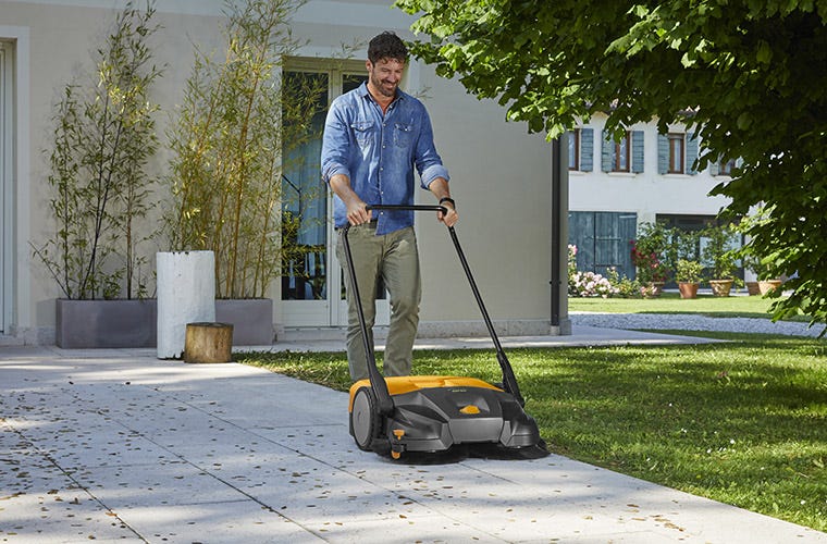 Push leaf sweepers