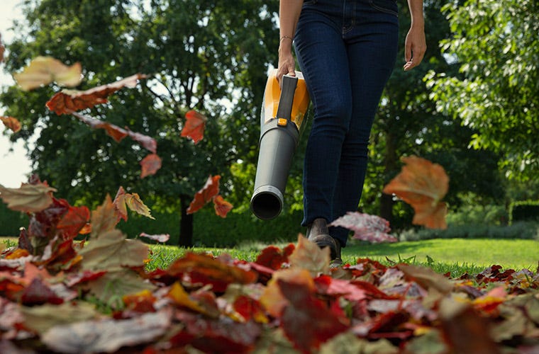 Battery leaf blowers