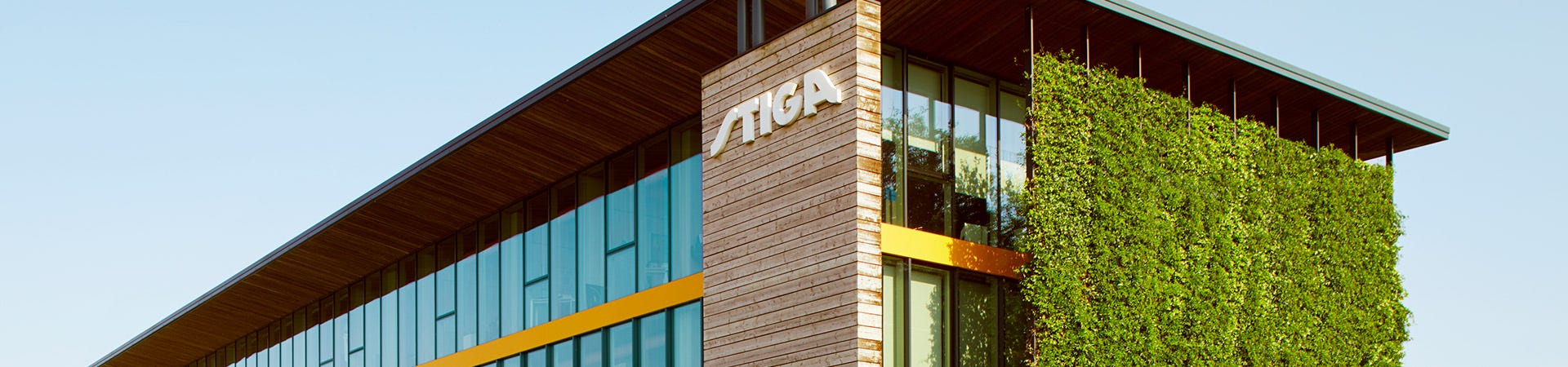 Makro loga STIGA na fasádě HQ