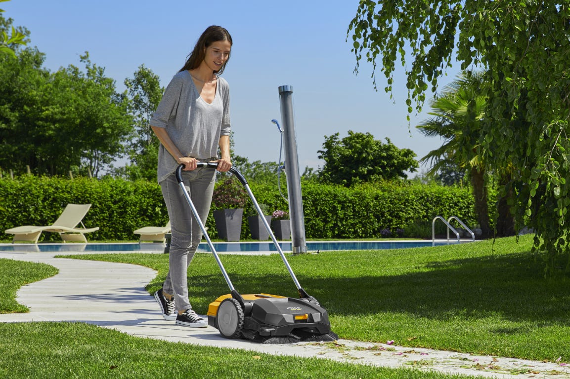 STIGA Sweepers are perfect to clean pathways, terraces and balconies.