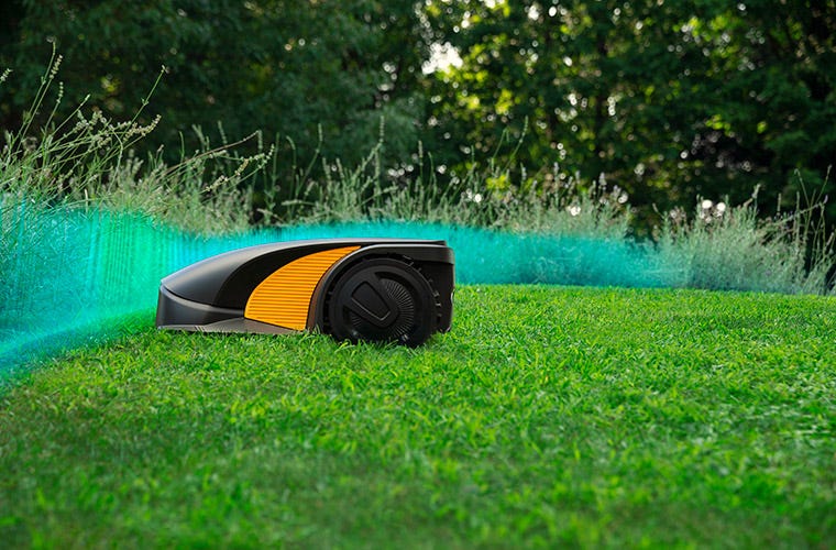 Den kabelfrie robotplæneklipper, klipper inden for det blå afgrænsningsområde.