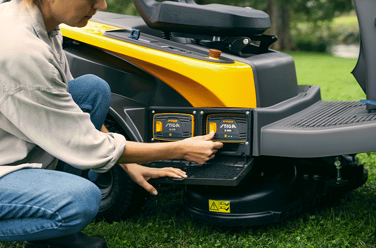 Animated pictures that show Swift shareability with an hedge trimmer and a brushcutter