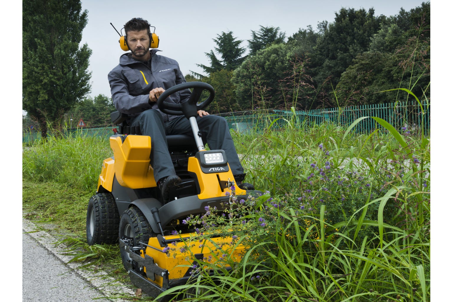 The lawn aerator for STIGA Park front mowers will keep the lawn healthy and beautiful